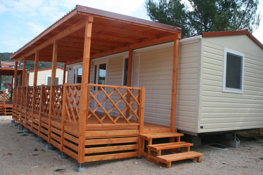 Mobile Home Jezera Lovisca Tisno Rum bild